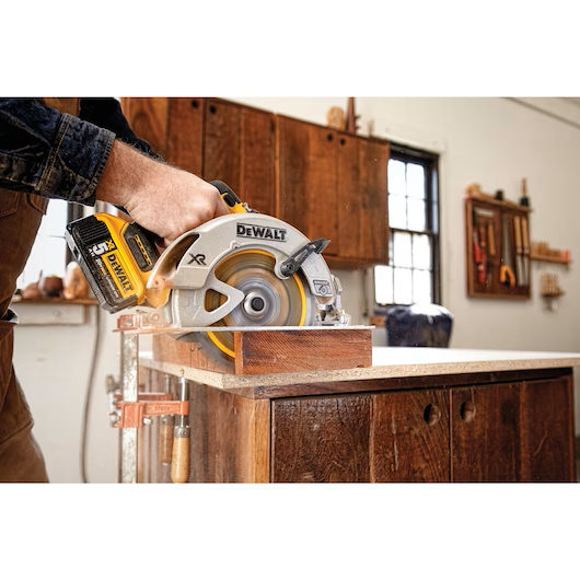 20V MAX* XR® Brushless Cordless 7-1/4 in. Circular Saw (Tool Only) - DCS570B
